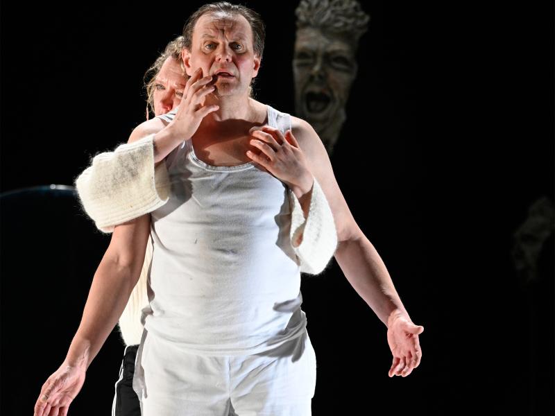 Ankündigungsfoto »Fremde Sonne II: Medea in Kolchis«; zu sehen sind Lina Beckmann und Devid Striesow.