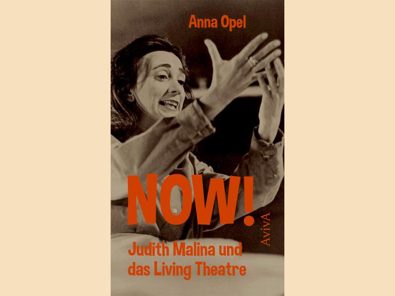 Buchcover von Anna Opels „NOW! Judith Malina und das Living Theatre", erschienen im Aviva Verlag. Das Cover zeigt ein schwarz-weißes Archivfoto einer Frau mit ausgestreckten, expressiven Händen und lachendem Gesicht. Titel und Autorinnenname sind in kräftigem Orange auf cremefarbenem Hintergrund gesetzt.
