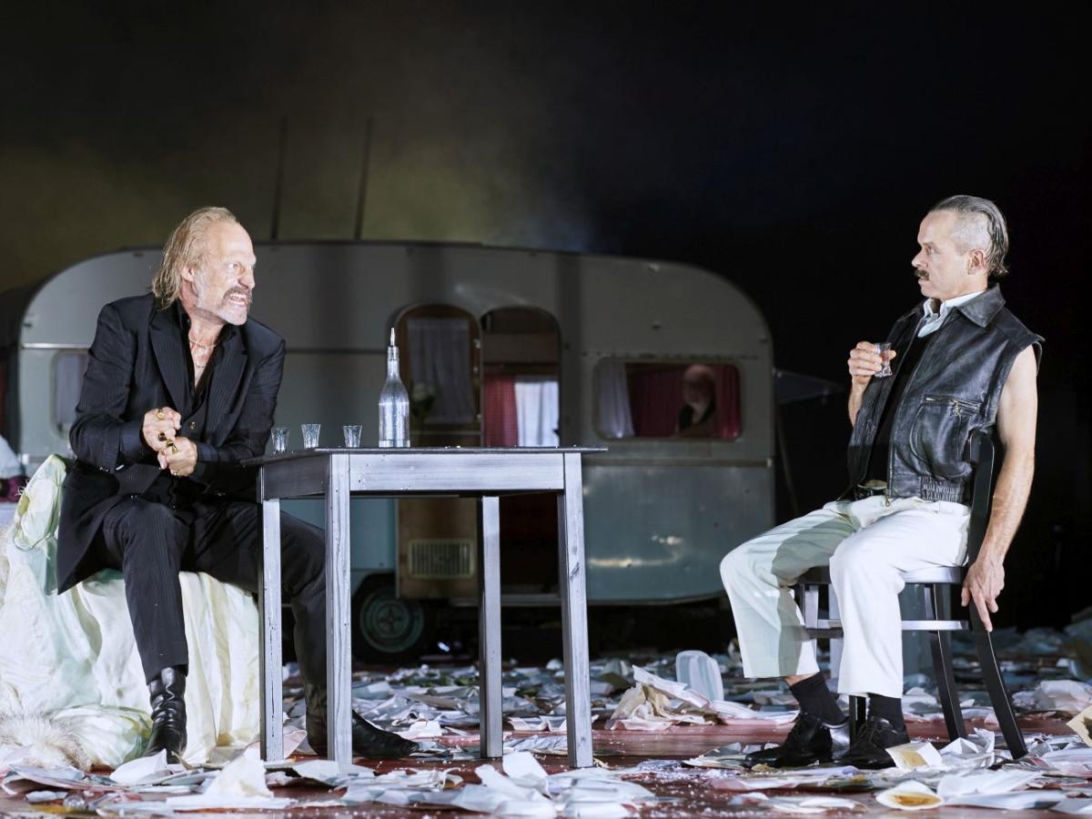 1.	Deutsches SchauSpielHaus Hamburg, Szenenfoto »Herr Puntila und sein Knecht Matti« (Regie: Karin Beier / Bühne: Johannes Schütz) Josef Ostendorf, Joachim Meyerhoff, Kristof Van Boven, (im Wohnwagen: Vlatko Kučan)