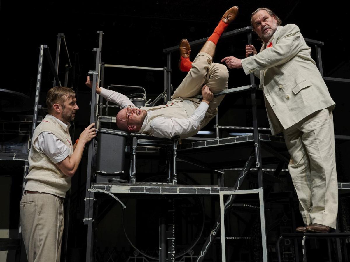 Szenenfoto: Jan Thümer, Matti Krause, Markus John in „Der eigene Tod” im MalerSaal / Deutsches SchauSpielHaus Hamburg © Maris Eufinger