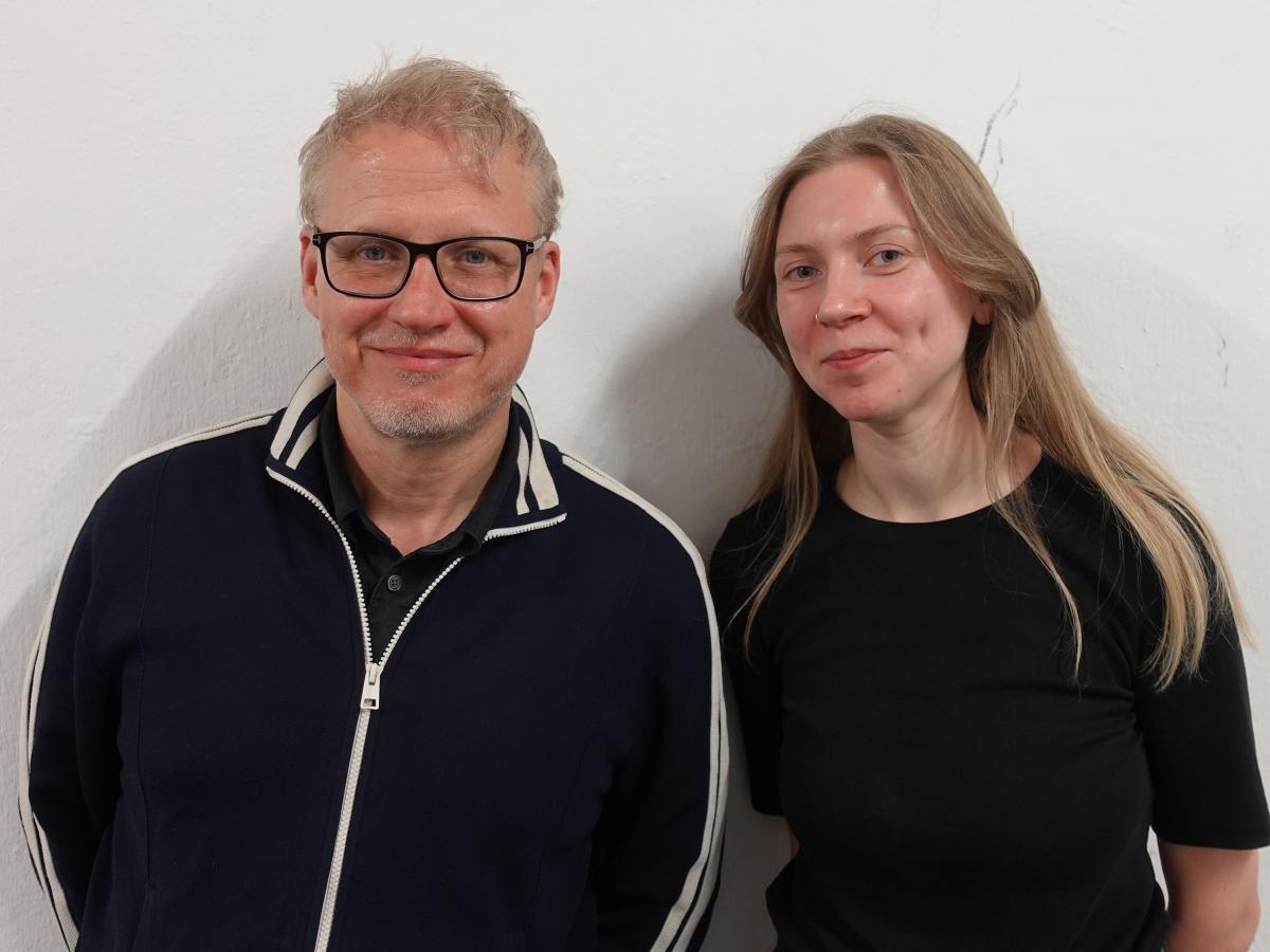 Regisseur Falk Richter und Moderatorin Paula Bühler von ByteFM lächeln in die Kamera