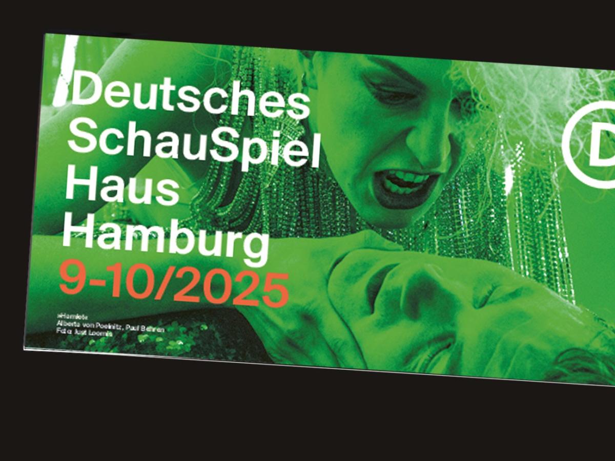 Das Cover des Leporellos für die Monate September und Oktober: Der Schriftzug "Deutsches SchauSpielHaus Hamburg 9-10/2025" darunter ein komplett in grünes Licht getauchtes Foto der Schauspielerin Alberta von Poelnitz, wie sie sich über den am Boden liegenden Schauspieler Paul Behren beugt und ihn am Kinn packt / fotografiert von Just Loomis