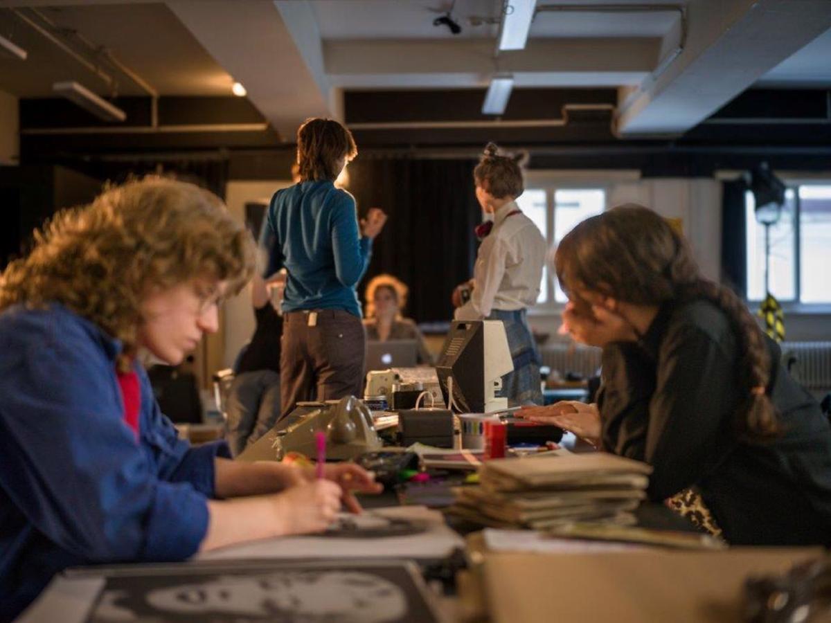 Junge Menschen arbeiten auf einer Probebühne