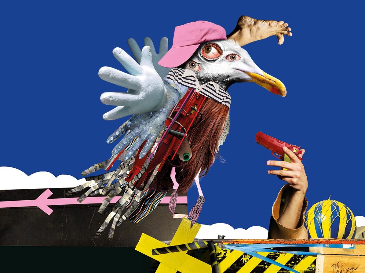 Surreale Collage: Eine Möwe mit rosa Kappe, mehreren Augen und einer Hand als Flügel. Daneben eine ausgestreckte Hand mit Spielzeugpistole, vor blauem Himmel mit Wolken.