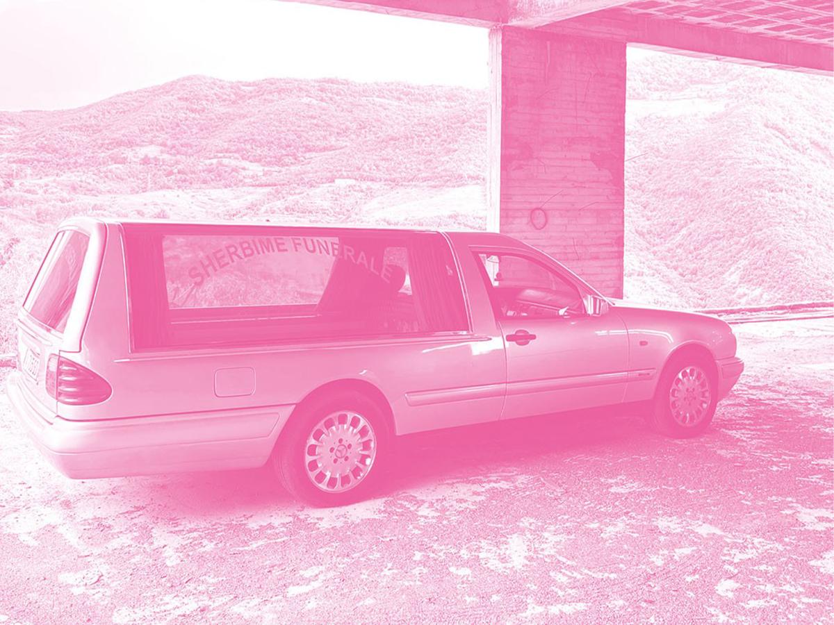 Das Foto eines Leichenwagens. Das Foto ist Pink eingefärbt.