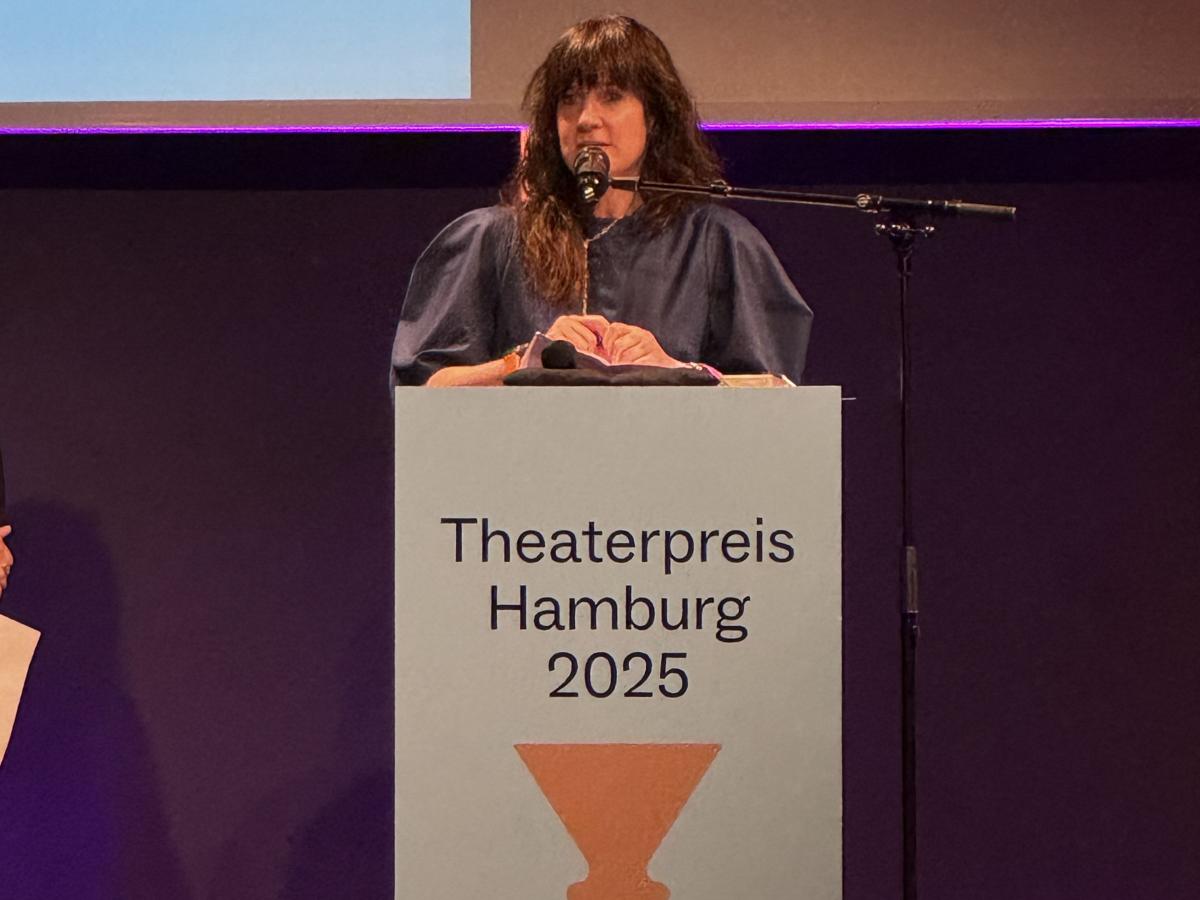 Sandra Gerling steht am Rednerpult und spricht in ein Mikrofon. Sie hat den Theaterpreis Hamburg – Rolf Mares 2025 für ihre Rolle in »Die Maschine oder: Über allen Gipfeln ist Ruh« gewonnen