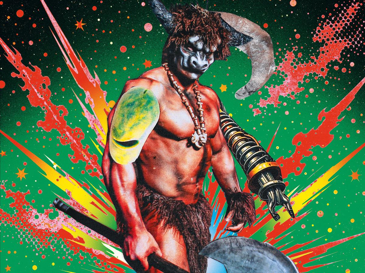 Die Collage zeigt eine Figur, die viele Muskeln und wenig Kleidung hat. Auf dem Kopf thronen zwei Hörner und wuschelige Haare, das Gesicht hat etwas Animalisches und schaut grimmig. In der einen Hand trägt die Gestalt eine große Doppelaxt. Der Hintergrund ist grün, darauf erkennt man explosionsartige Grafiken in rot und gelb. 