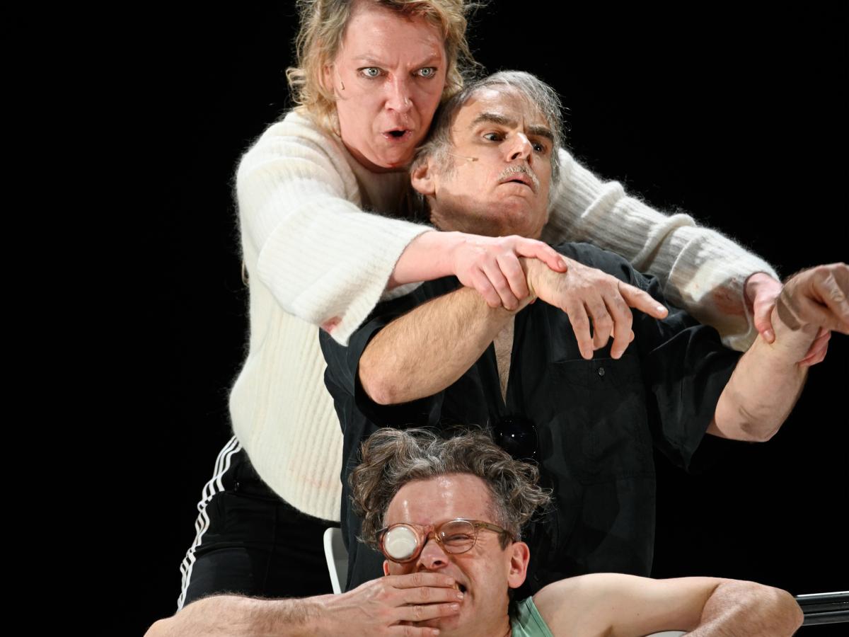 Ankündigungsfoto »Fremde Sonne II: Medea in Kolchis«; zu sehen sind Lina Beckmann, Wolfram Koch und Kristof Van Boven.